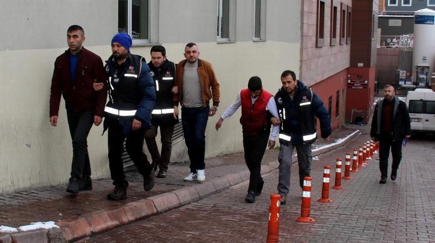 Uzi marka silah ele geçirilen operasyonda 3 kişi adliyeye sevk edildi