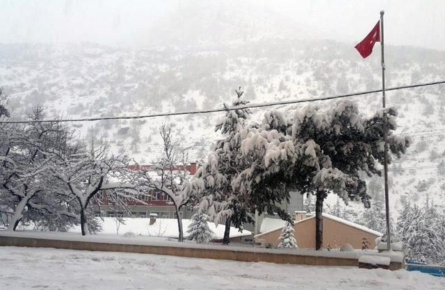 Gümüşhane’de kar yolları kapattı