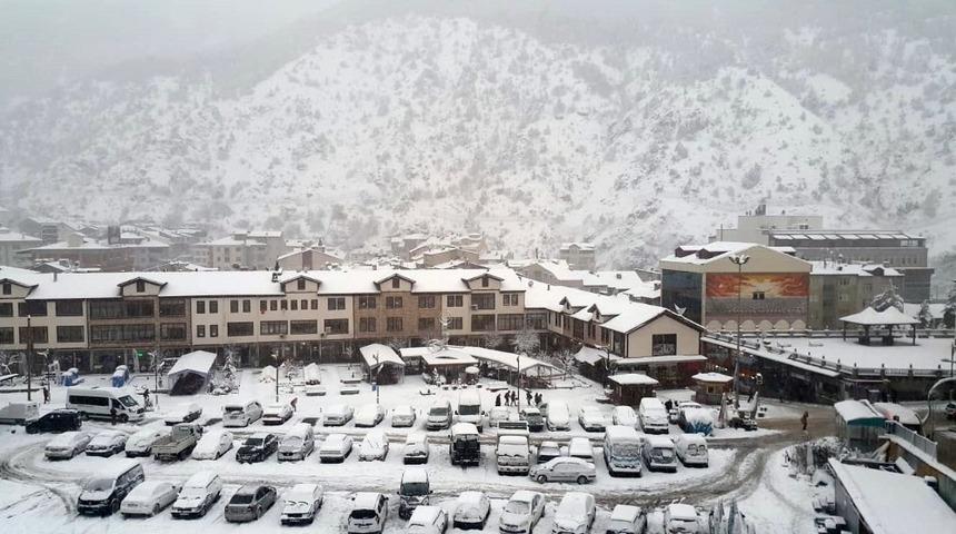 Gümüşhane’de kar yolları kapattı