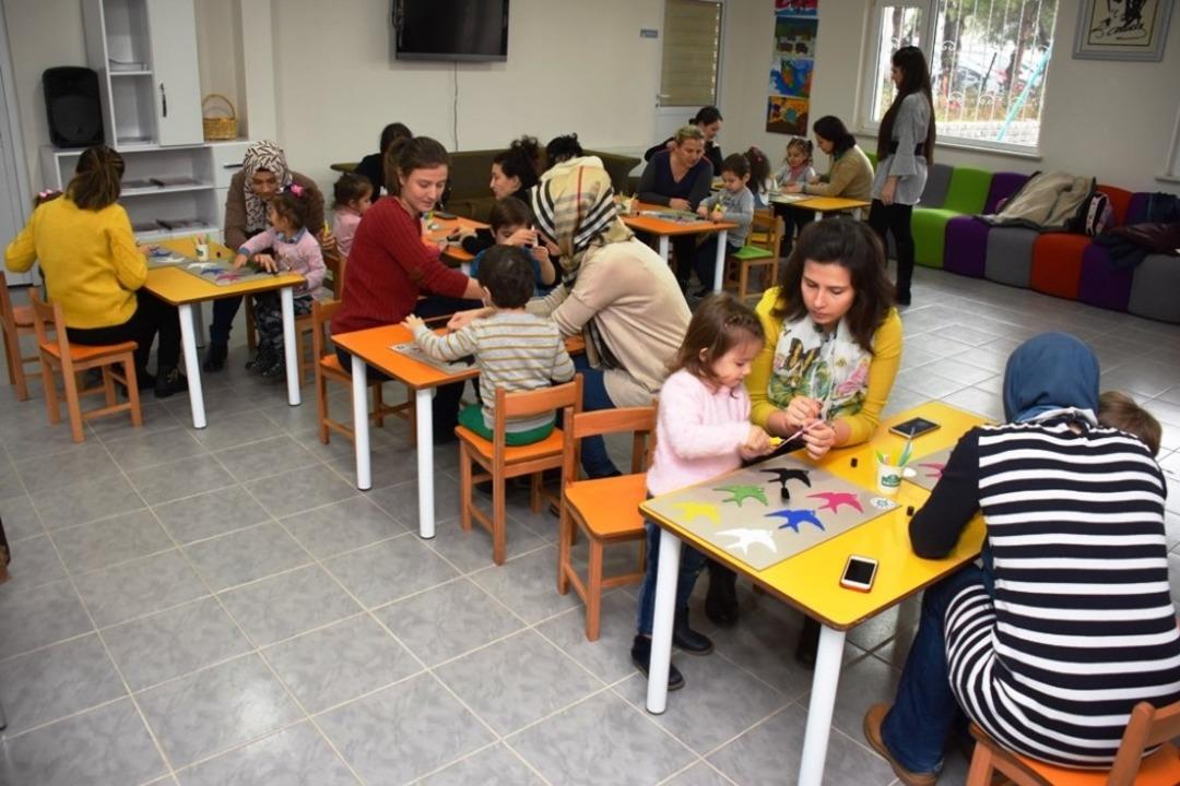 &Ccedil;ocuklar anneleri ile birlikte eğlenirken &ouml;ğrendiler