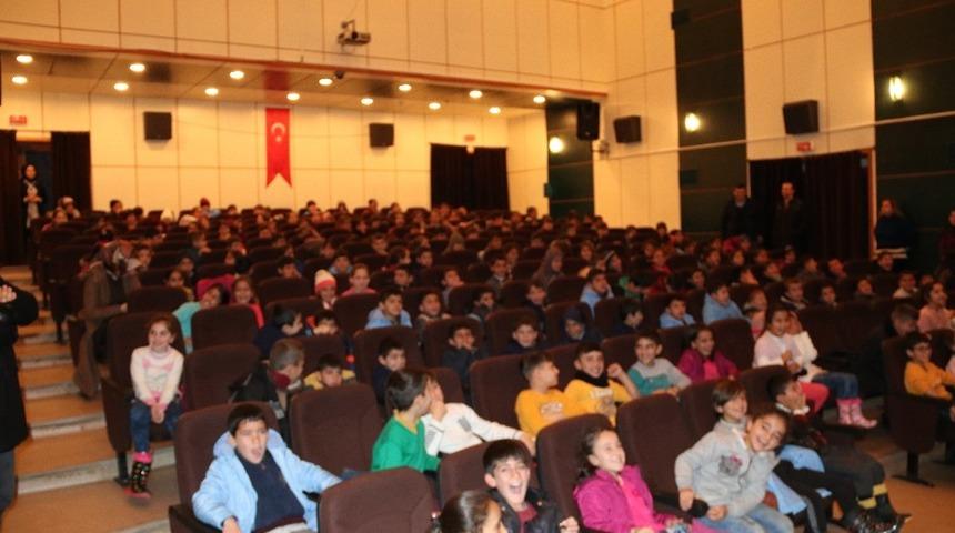 K&ouml;y okulu &ouml;ğrencileri tiyatroyla buluştu