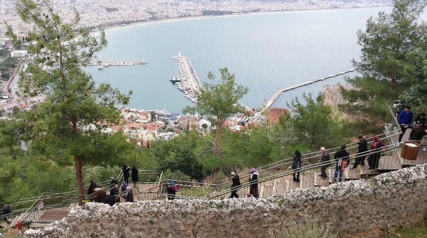 80 yıllık Alanyalılar hayatlarında ilk kez Alanya Kalesi&rsquo;ne &ccedil;ıktılar