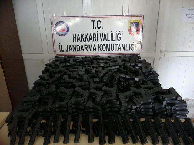 Hakkari'de 660 kurusıkı tabanca ve 12 bin av tüfeği fişeği ele geçirildi