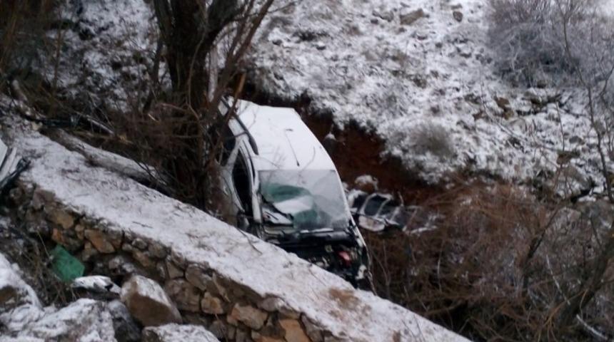 Otomobil dereye u&ccedil;tu: 1 &ouml;l&uuml;