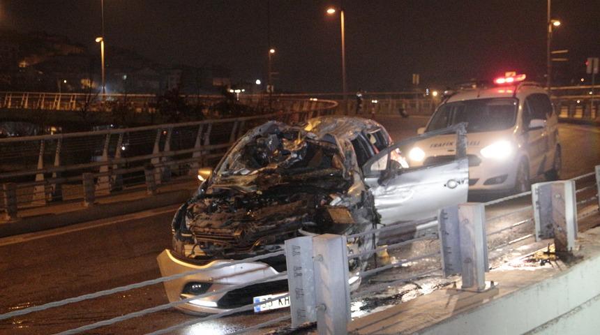 Kağıthane&rsquo;de otomobil kontrolden &ccedil;ıkıp bariyerlere &ccedil;arptı: 4 yaralı