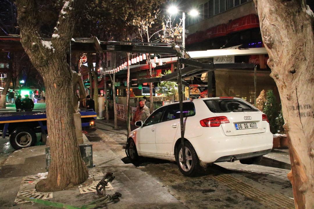 Otomobille anıta asılı kaldı: Ben oraya park etmiştim