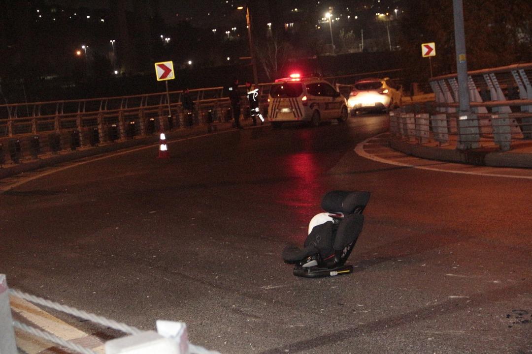 Kağıthane&rsquo;de otomobil bariyerlere &ccedil;arptı! Yola savrulan bebek koltuğu y&uuml;rek burktu