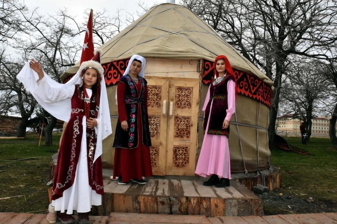 'Atayurdu'nu Van G&ouml;l&uuml; kıyısına kurdular 