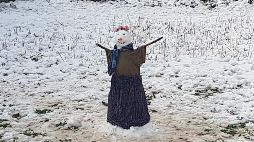 'Hep kardan adam yapacak değiliz' dediler! Kardan kadın yaptılar