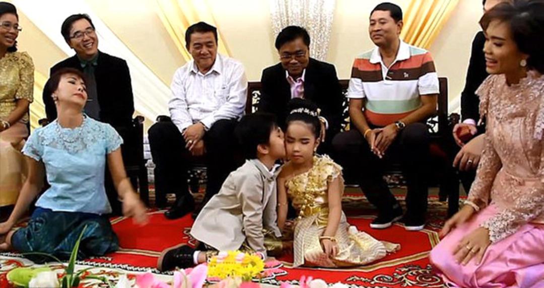 Yok b&ouml;yle sapkınlık! 6 yaşındaki ikiz &ccedil;ocukları evlendirdiler