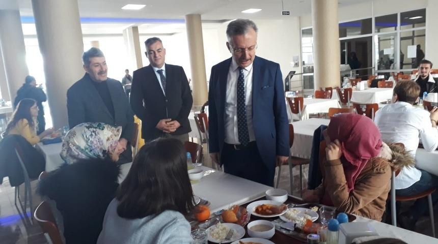 Rekt&ouml;r Akın Levent, &ouml;ğrencilerle biraraya geldi