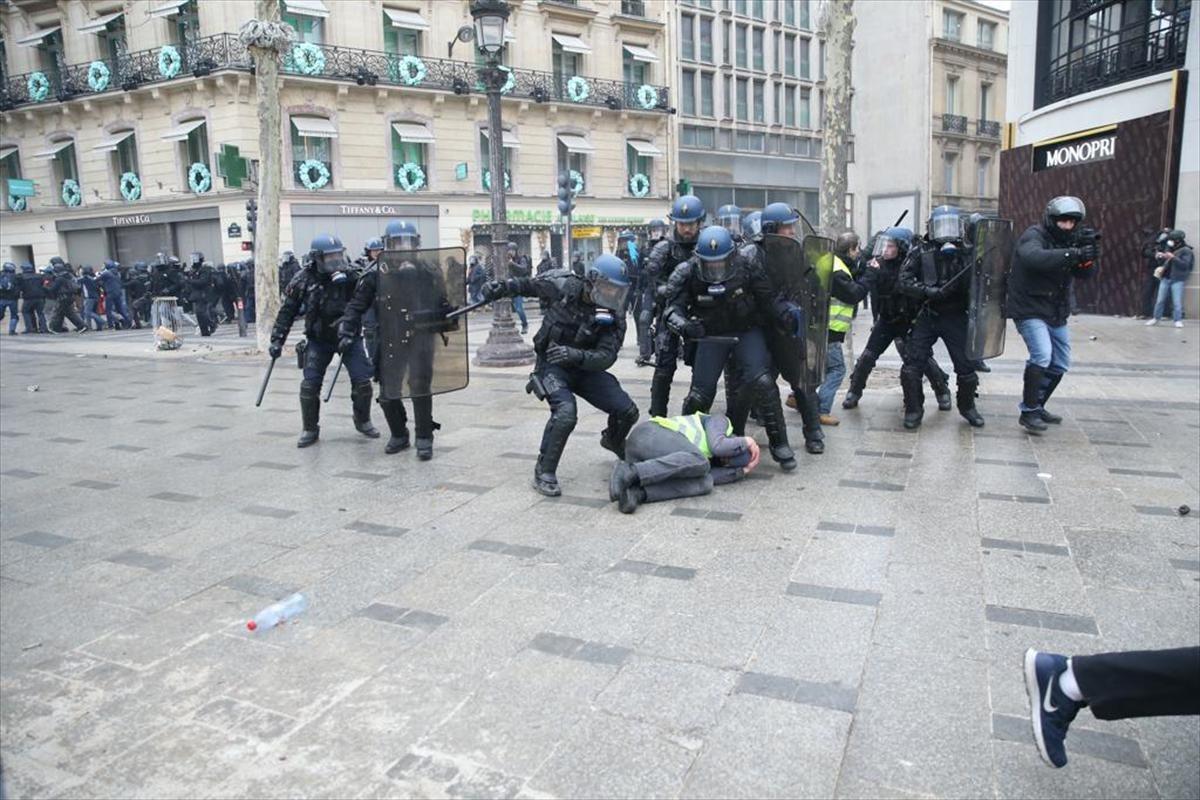 Fransa'daki g&ouml;sterilerin bilan&ccedil;osu ağır oldu 