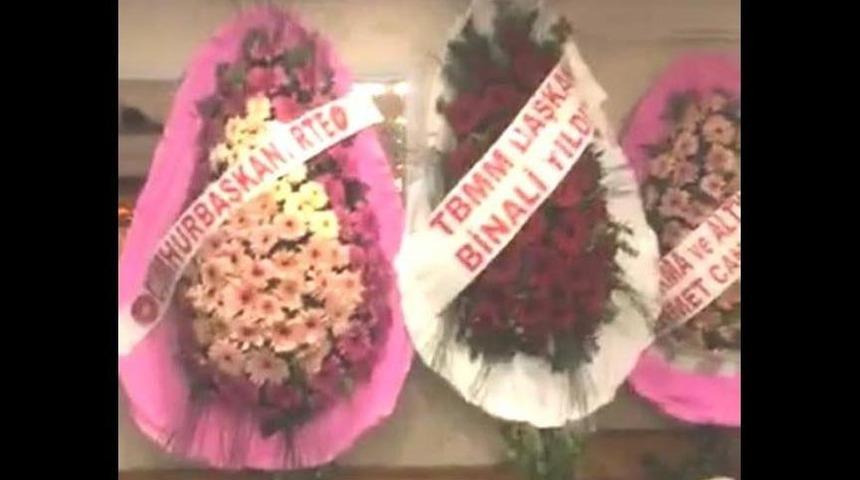 G&ouml;ren şaştı kaldı! Cumhurbaşkanı Erdoğan adına kendi kendine &ccedil;elenk g&ouml;ndermiş