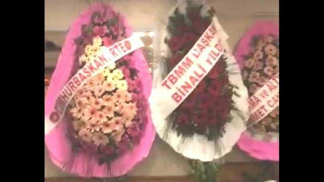 Gören şaştı kaldı! Cumhurbaşkanı Erdoğan adına kendi kendine çelenk göndermiş