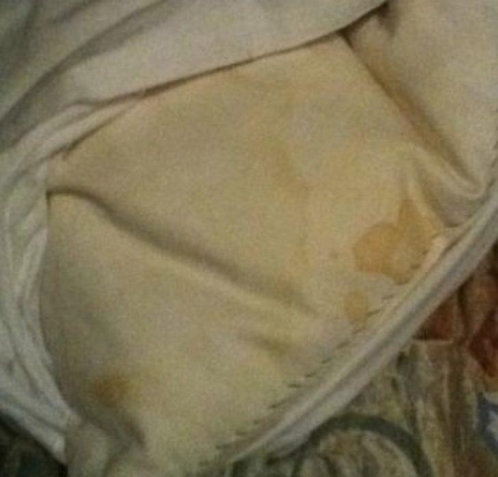  YASTIKLARDAKİ GRİ VE SARI LEKELER İÇİN 