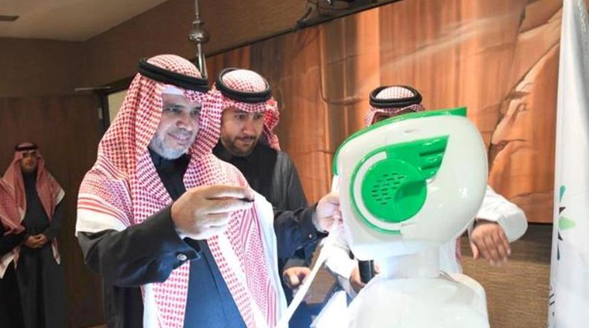 Suudi Arabistan'ın ilk robot memuru mesaiye başladı