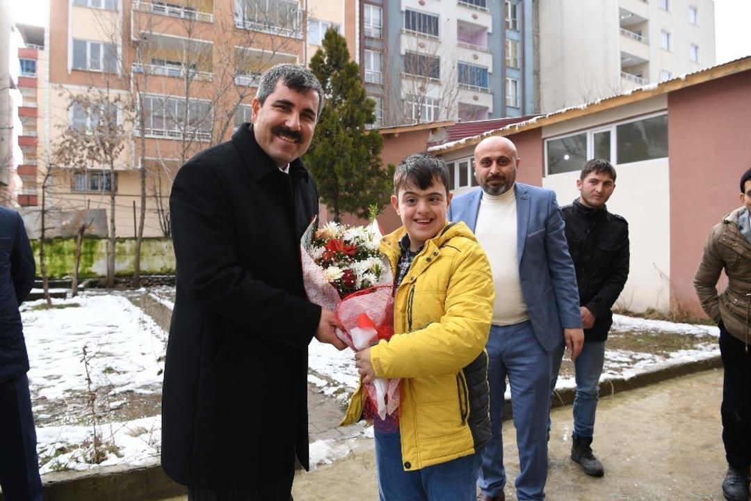 Başkan Asya, &ouml;zel &ccedil;ocukları sevindirdi