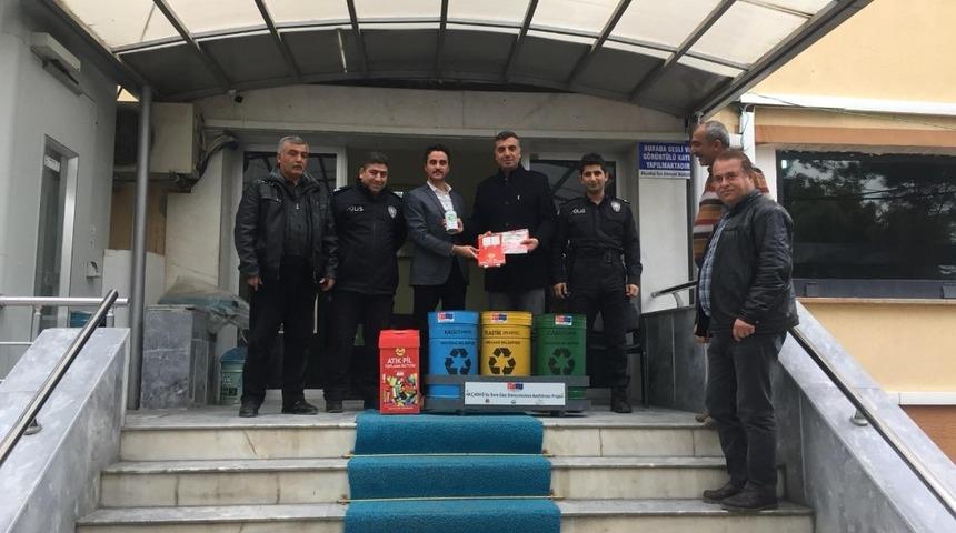 Ak&ccedil;adağ&rsquo;da geri d&ouml;n&uuml;ş&uuml;m kutuları dağıtıldı