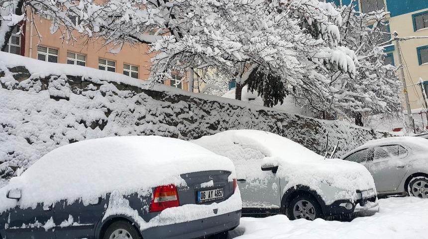 G&uuml;m&uuml;şhane&rsquo;de kar kalınlığı 32 santimetreye ulaştı