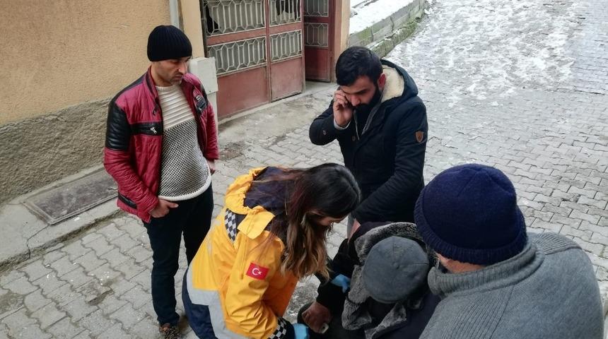 Buzda d&uuml;şen yaşlı adam hastaneye kaldırıldı