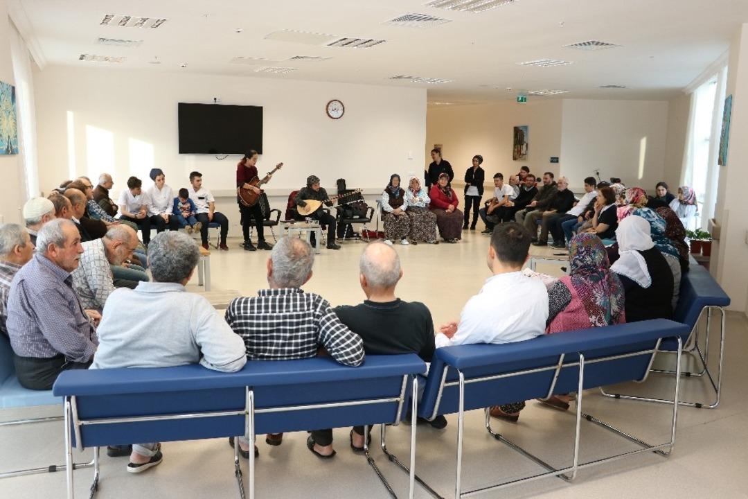 Palyatif hasta ve yakınlarına m&uuml;zikli moral