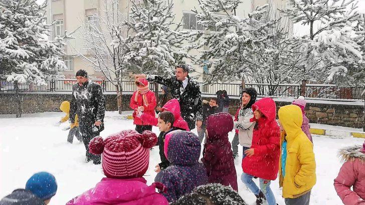 Kaymakamı kartopu yağmuruna tuttular G1
