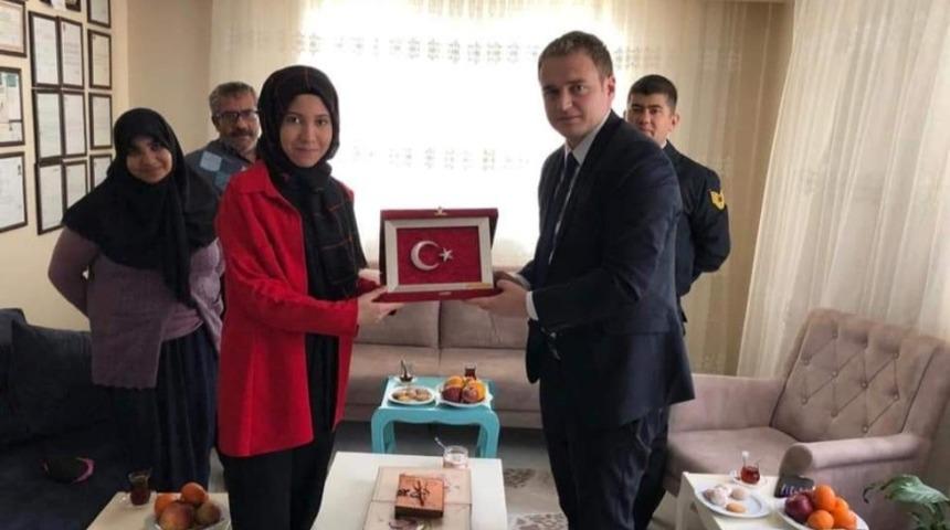 G&uuml;ny&uuml;z&uuml; Kaymakamı Koşansu, G&uuml;ny&uuml;z&uuml;l&uuml; şehidin ailesini ziyaret etti