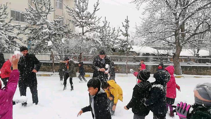Kaymakamı kartopu yağmuruna tuttular G2