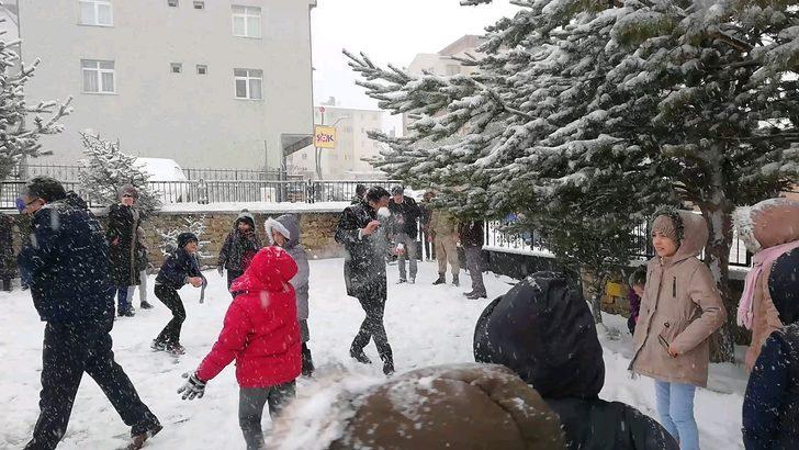 Kaymakamı kartopu yağmuruna tuttular G3