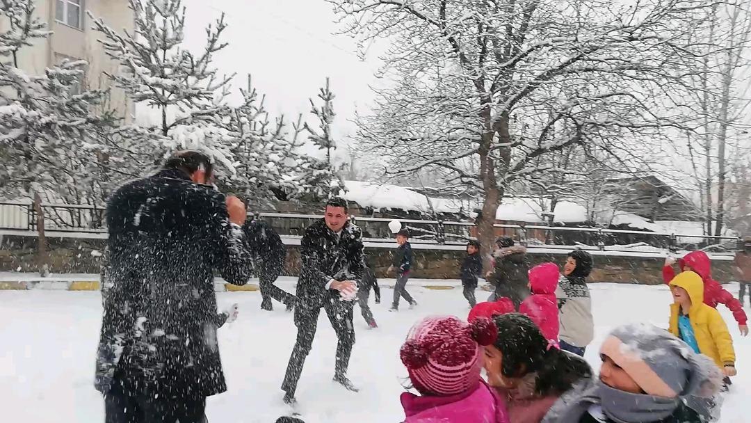 Kaymakamı kartopu yağmuruna tuttular