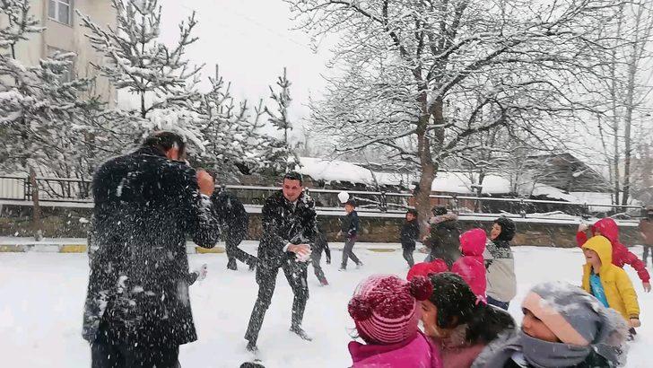 Kaymakamı kartopu yağmuruna tuttular G4