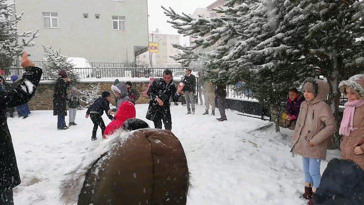 Kaymakamı kartopu yağmuruna tuttular G5