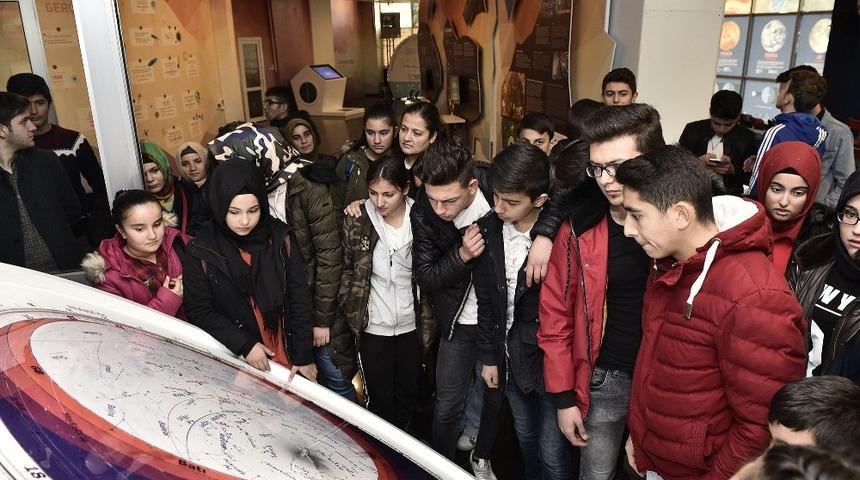 Başkan Akg&uuml;l&rsquo;den taraftara jest