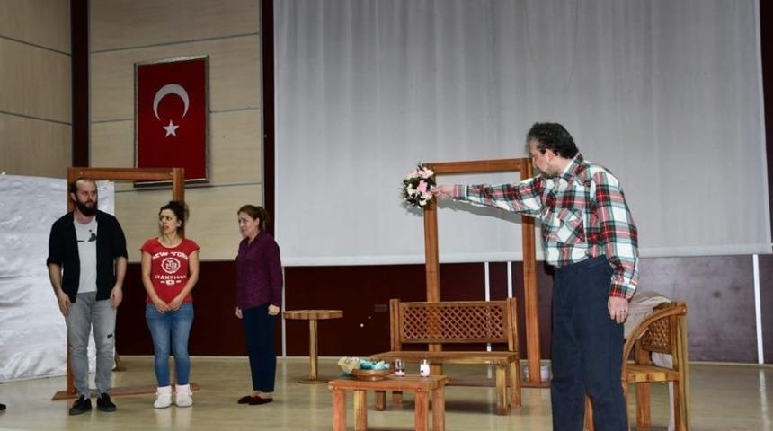 Gen&ccedil;lere tiyatro ile uyuşturucu uyarısı