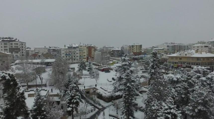 Develi il&ccedil;esi beyaza b&uuml;r&uuml;nd&uuml;