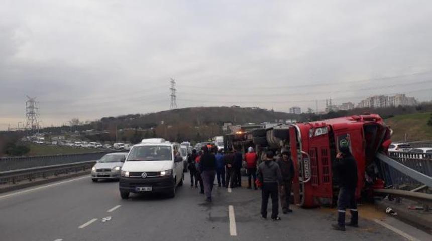 TEM'de kaza! Otogar bağlantı yolunda trafik kilit