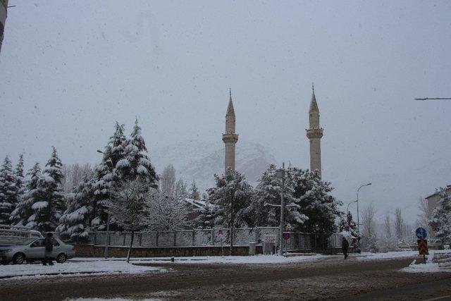 Kar yağdı Oltu gelinliğini giydi