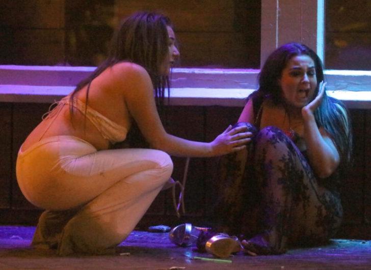 İngiltere'nin parti müdavimleri Noel eğlencesinde kendinden geçti G1