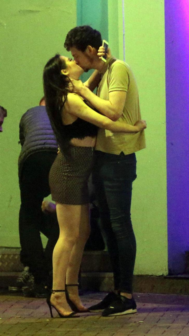 İngiltere'nin parti müdavimleri Noel eğlencesinde kendinden geçti G2