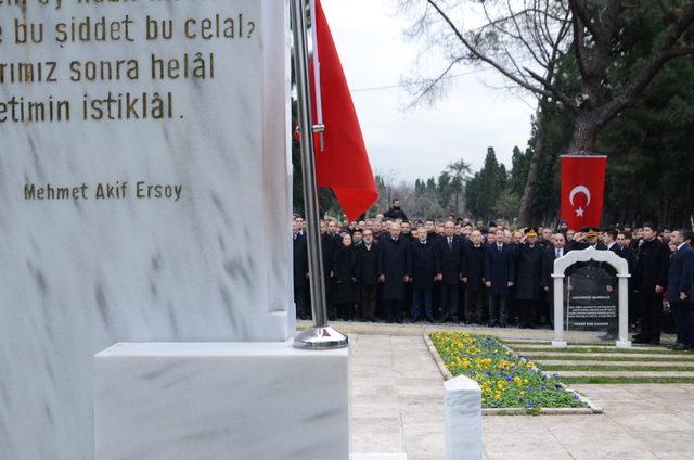 Mehmet Akif Ersoy ölümünün 82'inci yılında kabri başında anıldı