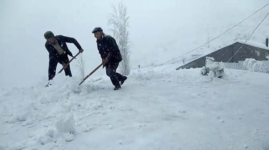 Sincik’te karla kaplanan çatılar temizleniyor