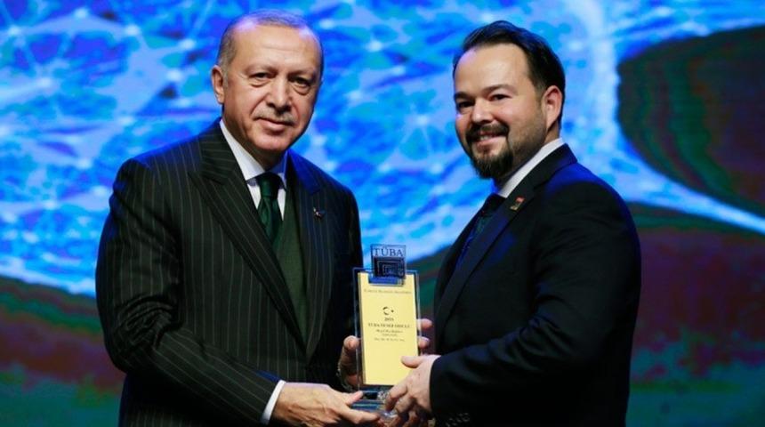 DP&Uuml;&rsquo;l&uuml; Do&ccedil;. Dr. &Ouml;zcan&rsquo;a 2018 T&Uuml;BA-TESEP &ouml;d&uuml;l&uuml;