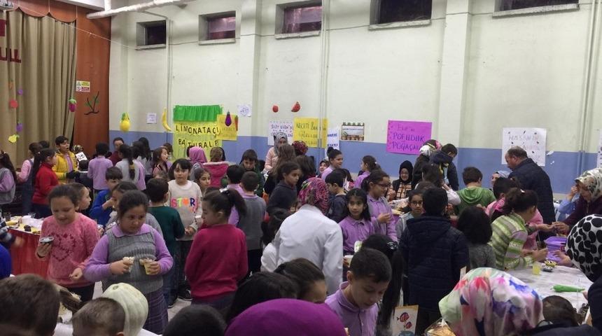 Anasınıfı &ouml;ğrencileri pazar tezgahı a&ccedil;tı