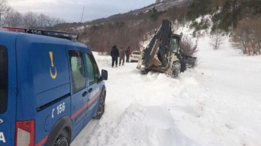 Yolu kapanan k&ouml;ydeki solunum cihazına bağlı hastaya jenerat&ouml;r ulaştırdılar