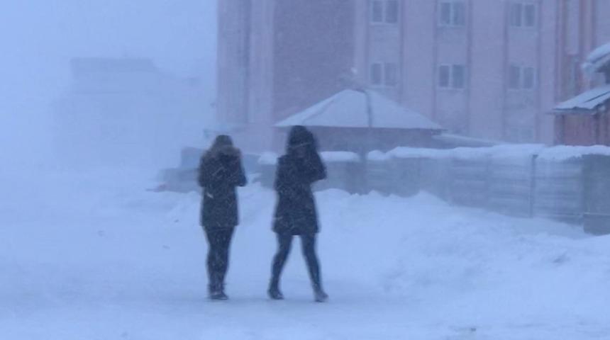 Sarıkamış&rsquo;ta kar yağışı ve tipiden 24 k&ouml;y yolu ulaşıma kapandı