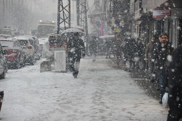 Yüksekova’da yoğun kar yağışı