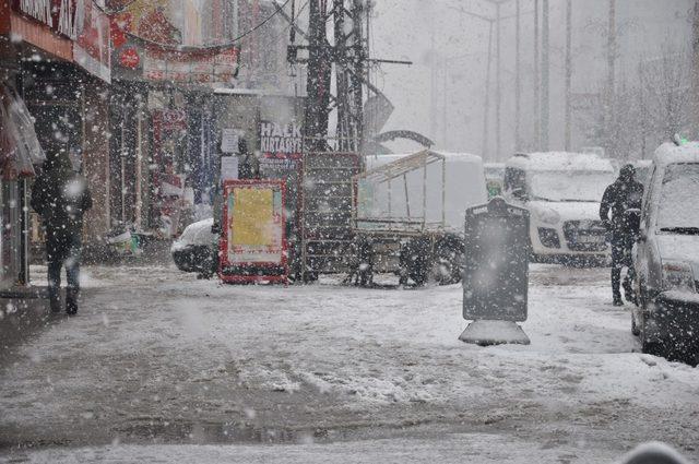 Yüksekova’da yoğun kar yağışı