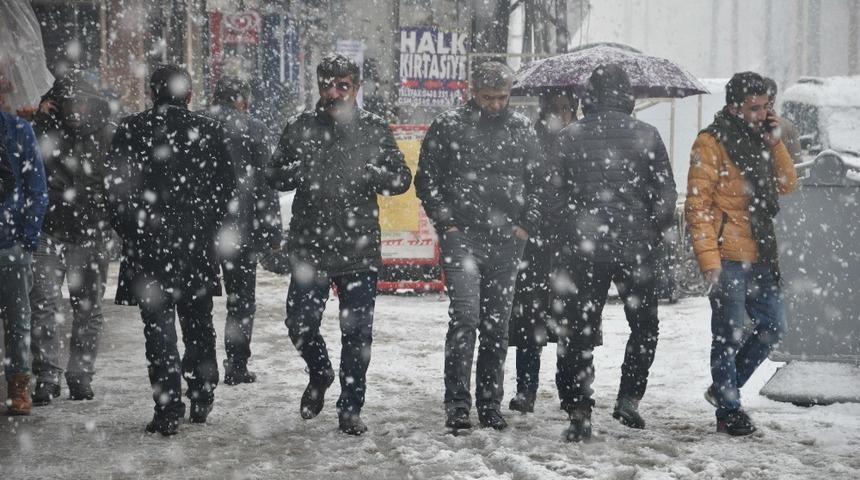 Yüksekova’da yoğun kar yağışı