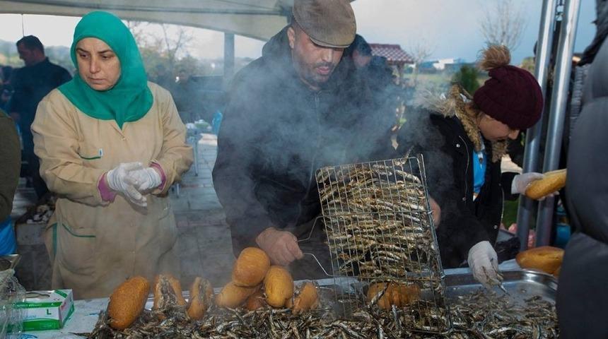 &Ouml;ğrenciler hamsi festivalinde coştu