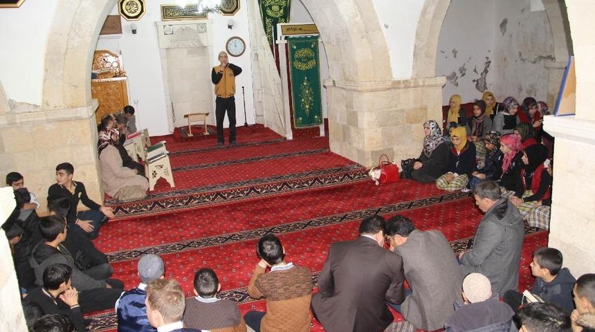 İmam hatipliler, tarihi camide yarıştı